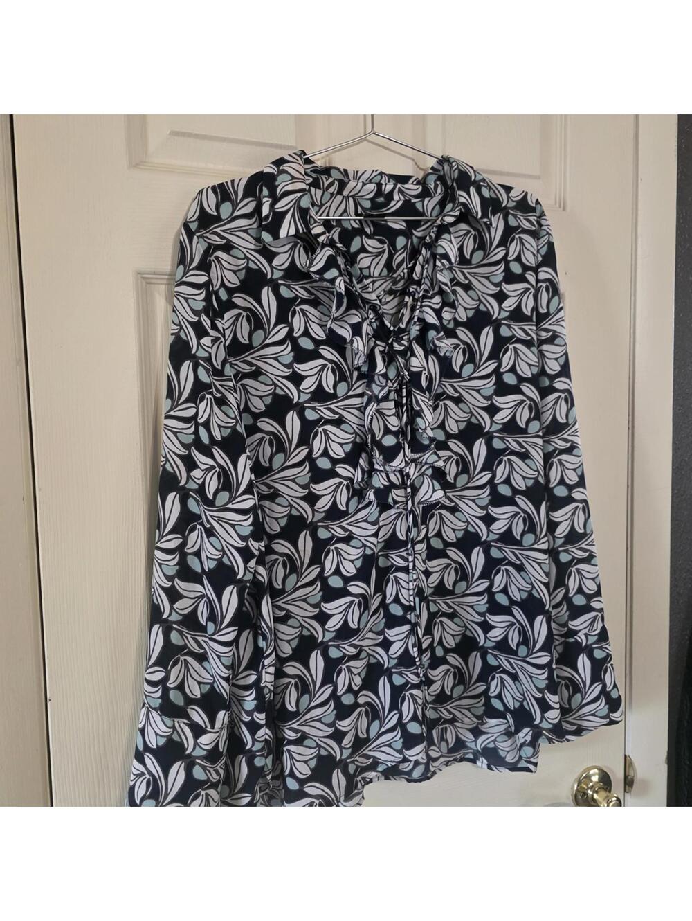 Ann Taylor Factory Women's Black and White Leaf Print Blouse XL